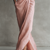 Taylor - Vestido maxi minimalista em rosa com decote em V, em mistura de linho, para mulher