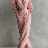 Taylor - Vestido maxi minimalista em rosa com decote em V, em mistura de linho, para mulher
