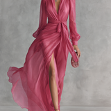 Vestido de chiffon rosa com decote em V