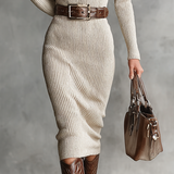 Vestido de malha midi com decote em V e corte justo