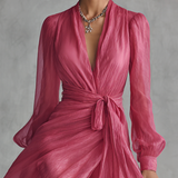Vestido de chiffon rosa com decote em V