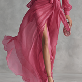 Vestido de chiffon rosa com decote em V